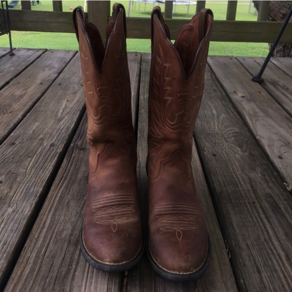 Ariat cowgirl boots size 6 Heritage round toe